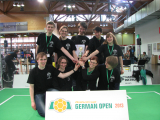 Teamfoto mit Pokal