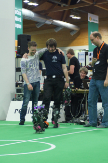 Drew und Nils knuddeln