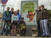 Probestehen vor dem Plakat