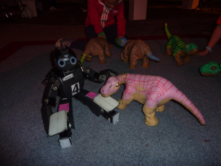 Tamara kuschelt mit Dinos