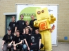 Teamfoto mit Maskottchen