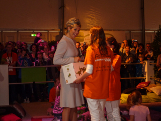 Königin Maxima auf dem Roboterspielplatz.