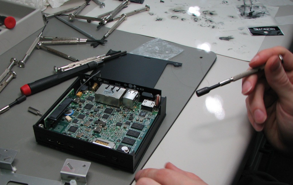 Ausbau des neuen Bords aus seinem Gehäuse