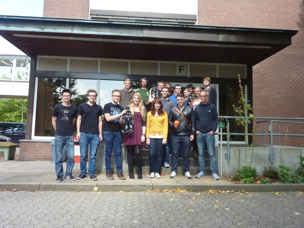 Praktikum2014GruppenbildmitRobot