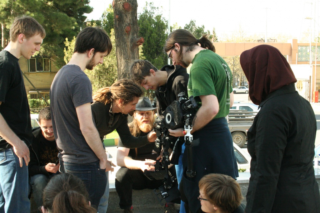 Die anderen Teams begutachten den Hambot Die anderen Teams begutachten den Hambot