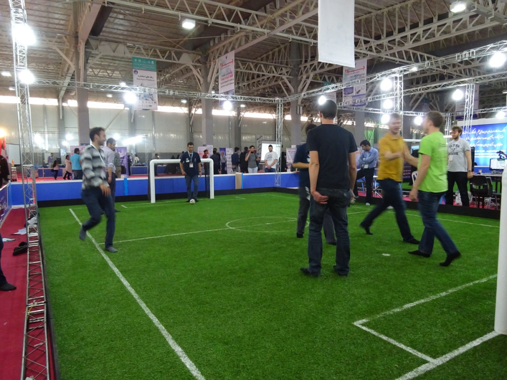 Humansonthefield.jpg Humansonthefield.jpg