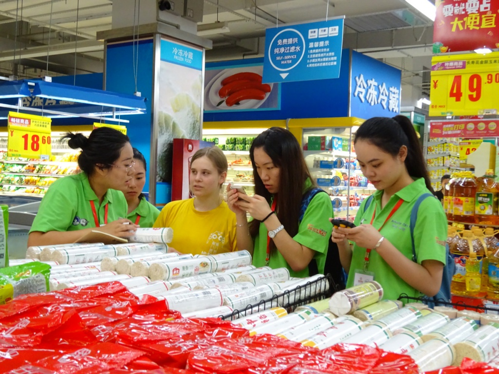 Supermarket: checking ingredients with the help of RoboCup volunteers Supermarket: checking ingredients with the help of RoboCup volunteers