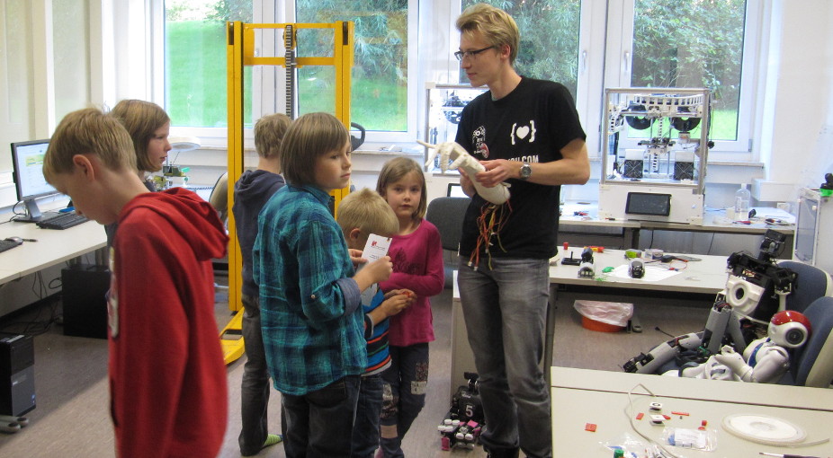 Kleingruppe im 3D-Drucklabor 04