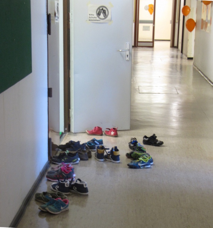 Schuhe vor dem Feldraum