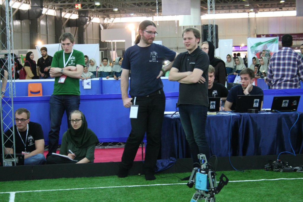 The robot handlers Nils and Sanders can only wait and watch