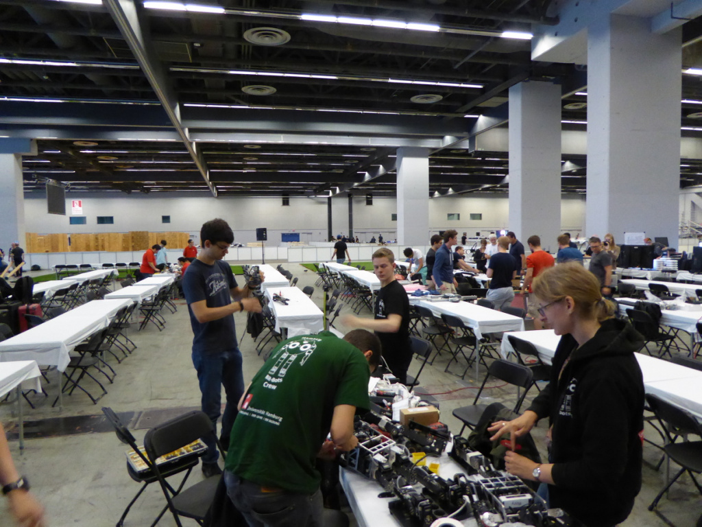 18CAN04 - Aufbau Teamtisch.JPG